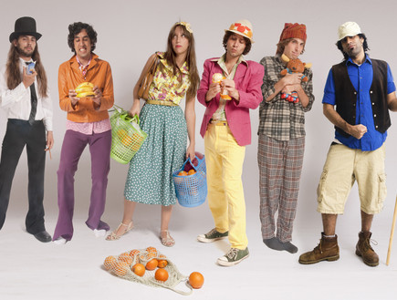 תמונה של 5 שחקנים מההצגה אדון שוקו בתלבושות מההצגה